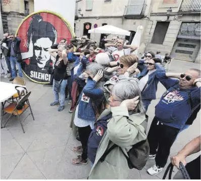  ?? Ferran Nadeu ?? Minuto de silencio al final del acto contra el ruido, ayer en la plaza de George Orwell.