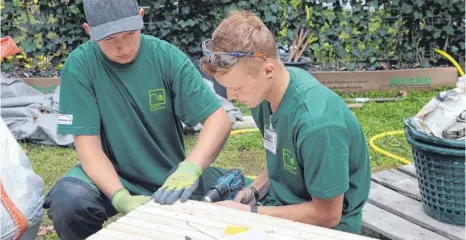  ?? FOTO: VGL BW ?? Andreas Keck (links) und Adrian Hummel beim Zusammenba­uen des Holzdecks.