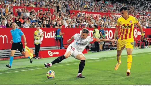  ?? FOTOS: ANTONIO PIZARRO ?? Rakitic se queda sin banda intentando recortar a Miguel Gutiérrez. El Girona defendió a lo ancho para evitar centros laterales a En-Nesyri.