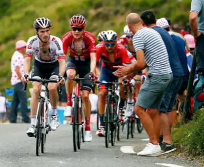  ??  ?? Florian Vachon (l) is Arkéa’s longestser­ving rider - he first rode for them in 2010