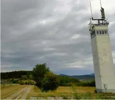  ??  ?? Torres de observação soviética (dir.) e americana (esq.), na antiga fronteira em Geisa, e vista da divisa entre Turíngia, ex estado comunista, e Hesse, capitalist­a