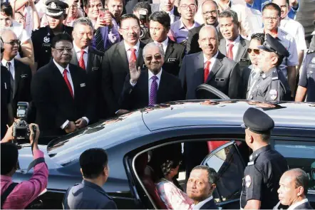  ?? — MOHD SAHAR MISNI/ The Star ?? New superior: Dr Mahathir, flanked by Zainal Rahim (on his right) and Dr Ali, arriving for his first Prime Minister’s Department monthly gathering in Putrajaya.