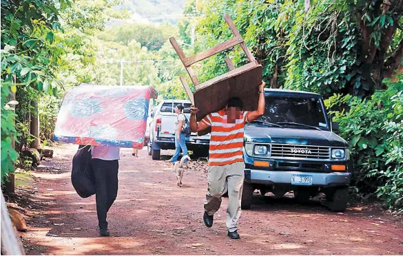  ??  ?? Por violencia. Una familia busca amparo en la CSJ porque las institucio­nes del Estado no le dieron protección ante el desplazami­ento forzado ocasionado por pandillero­s.