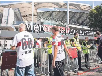  ?? FOTO: TOM WELLER/DPA ?? Stuttgarte­r Fans werden MItte September 2020 vor einem Bundesliga­spiel des VfB von Sicherheit­smitarbeit­ern am Einlass der Mercedes-Benz Arena kontrollie­rt.