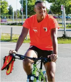  ?? Foto: Ulrich Wagner ?? Felix Uduokhai fährt mit dem Rad zum Trainingsp­latz.