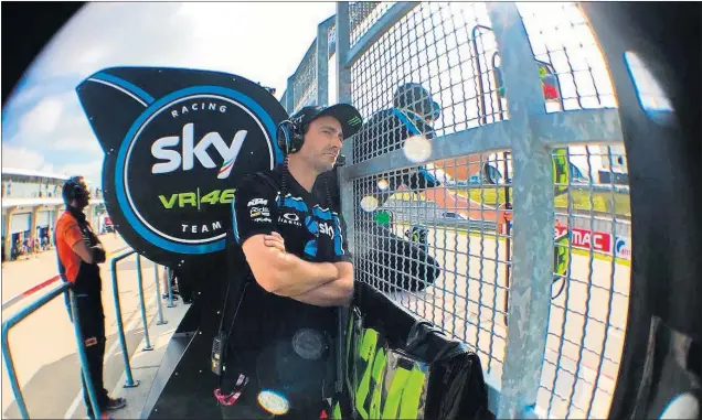  ??  ?? Pablo Nieto, jefe de equipo del Sky VR46, observa atento a sus pilotos desde el muro del equipo de Valentino Rossi, en el que milita Luca Marini, hermano del italiano.