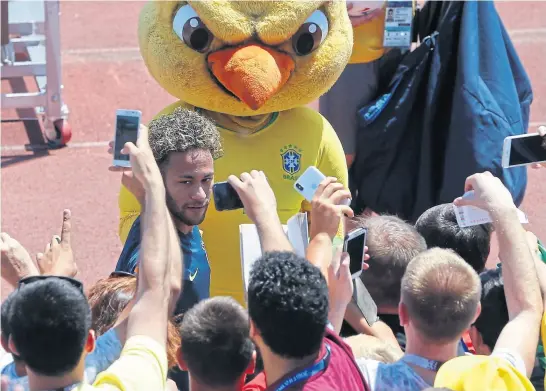  ?? Andre Penne / AP ?? Todos los chicos buscaron la foto de Neymar en el Yug Sport Stadium; el crack apenas respondió con un rápido saludo