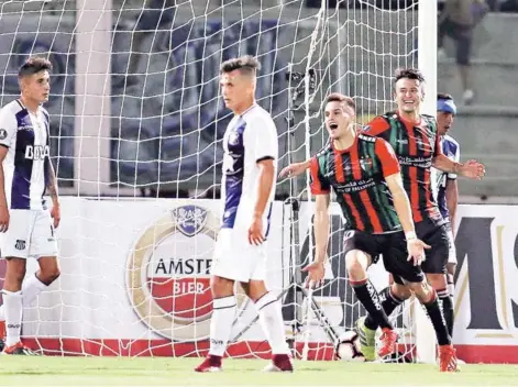  ??  ?? Soto celebra su gol ante Talleres, el del empate de Palestino, con los jugadores locales desorienta­dos.