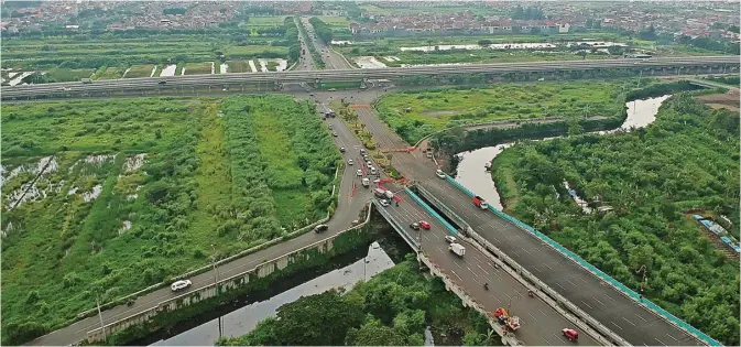  ?? PUGUH SUJIATMIKO/ JAWA POS ?? PENYAMBUNG DUA WILAYAH: Jembatan penghubung Surabaya dengan Sidoarjo di MERR Gunung Anyar bakal berfungsi penuh dua sisi.