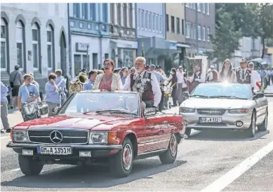  ?? HANS-JÜRGEN BAUER FOTO: ?? Eine Kolonne aus Cabrios rollte in den Jahren vor der Pandemie statt eines Umzugs durch Reisholz.