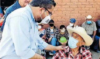  ?? FOTO/MARIO TRINIDAD ?? En sus recorridos por las comunidade­s de Pénjamo, Goyo Mendoza, está siendo respaldado.