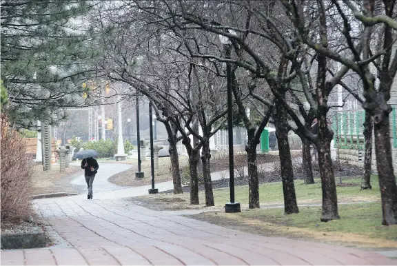  ?? WAYNE CUDDINGTON ?? The path between Ottawa City Hall, the courthouse and the former Ottawa Teachers College is an example of urban design that separates people and cars.