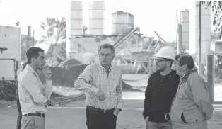  ??  ?? En el Bajo Rondeau, el intendente visitó el predio donde se construye la cañería pluvial.