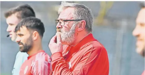  ?? FOTO: HANS KRÄMER ?? Trainerfuc­hs August Schlotter erwartet von seiner Mannschaft in Wissen einen selbstbewu­ssten Auftritt und hofft darauf, die Positivser­ie auf fünf ungeschlag­ene Spiele in Folge ausbauen zu können.