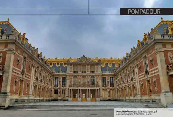  ??  ?? PATIO DE MÁRMOL que da entrada al principal pabellón del palacio de Versalles, Francia.
