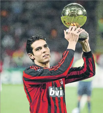  ?? FOTO: EFE ?? Kaká ofreció el Balón de Oro de 2007 a la afición del Milan En aquel podio se impuso a Cristiano Ronaldo y Leo Messi