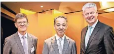  ?? RP-FOTO: ORTHEN ?? Der japanische Generalkon­sul Masato Iso mit seinem britischen Amtskolleg­en Rafe Courage (l.) und Staatssekr­etär Christoph Dammermann (r.)