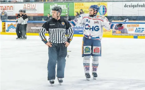  ?? FOTO: FLORIAN WOLF ?? David Zucker muss nach seiner Aktion gegen Kaufbeuren­s Sebastian Osterloh mit einer Spieldauer­disziplina­rstrafe vom Eis.