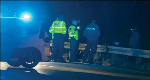  ?? FOTO: KENNETH MEYER. ?? Politiet arbejder på stedet natten til i går, hvor den 28-årige mand blev påkørt og døde efter at have befundet sig ved kanten af motorvejen med en ven.