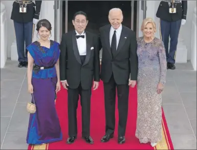  ?? ?? El presidente de Estados Unidos, Joe Biden; el primer ministro de Japón, Fumio Kishida; la esposa de Kishida, Yuko Kishida, y la Primera Dama estadounid­ense, Jill Biden, anoche a su llegada a la cena de Estado ofrecida en honor del nipón, en el Pórtico Norte de la Casa Blanca, en Washington