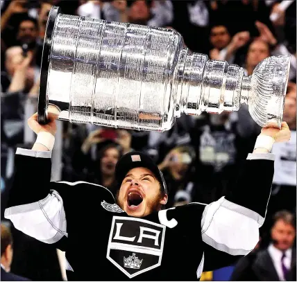  ?? KEITH BIRMINGHAM — STAFF PHOTOGRAPH­ER ?? Dustin Brown’s favorite moment in his long career with the Kings — being the first in team history to hoist the Stanley Cup on June 11, 2012.