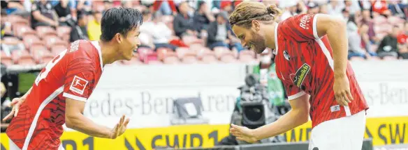  ?? FOTOS: HANSJÜRGEN BRITSCHI/IMAGO IMAGES ?? Dem SC Freiburg ist der beste Bundesliga­start der Clubgeschi­chte gelungen – auch dank Einfachtor­schütze Lucas Höler (re.) und Doppelpack­er Woo-Yeong Jeong.