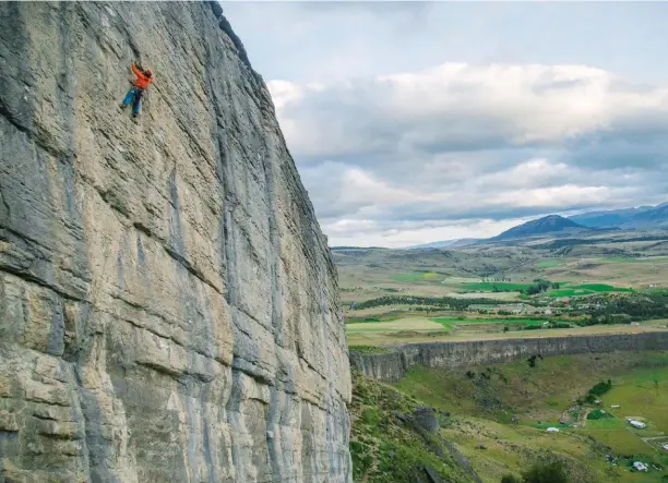  ?? PIA MOREIRA ?? Right page / Pagina derecha: Climbing and flying without fear at Villa Cerro Castillo.