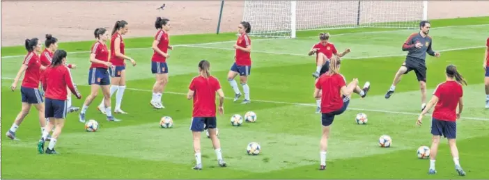  ??  ?? PUESTA A PUNTO PARA EL PARTIDO DE OCTAVOS. Las 20 jugadoras de campo de la Selección española durante un entrenamie­nto con el preparador físico.