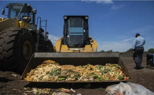  ?? JAKE NAUGHTON/THE NEW YORK TIMES ?? Food waste from public schools in New York City is being added to composting fields. The composting program aims to help the environmen­t and, critically, save money.