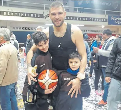  ?? LNB ?? Sonrisas y familia. Alejandro Pappalardi posa con sus hijos Giovanni y Thiago en la fiesta del campeón.