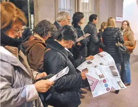  ?? PEDRO LáZARO. ?? En la Abadía. La escritora Luciana Caamaño (dcha.) a solas con una de sus lectoras. A la izquierda, el público hizo fila para poder entrar en la “lectura a ciegas”.