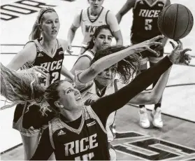  ?? Brett Coomer / Staff photograph­er ?? Lauren Schwartz, front, helped keep Rice’s postseason hopes alive with a series win against Western Kentucky after three straight weekends with postponmen­ts.