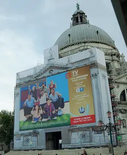  ??  ?? Sulla facciata Il primo spot comparso in questi giorni sulla Basilica (Vision)