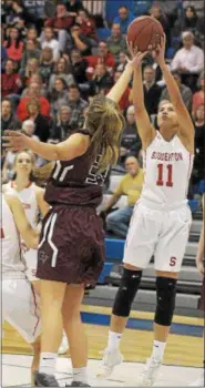  ?? GENE WALSH — DIGITAL FIRST MEDIA ?? Souderton’s Alana Cardona battles Garnet Valley’s Madi McKee for a rebound.