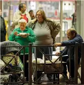  ?? foto Benvegnù/Guaitoli) ?? Dall’alto: un clochard riposa sotto il colonnato ideato da Gian Lorenzo Bernini; un gruppo di senzatetto a Santa Maria Maggiore e i pasti caldi serviti nei pressi della stazione Termini (