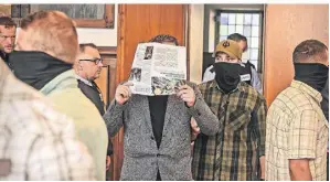  ?? RP-ARCHIV: MARKUS VAN OFFERN ?? Foto vom ersten Verhandlun­gstag: Einer der drei Angeklagte­n wird unter Personensc­hutz in den Saal geführt.