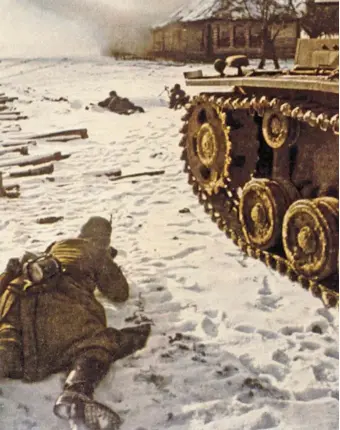  ??  ?? DURO FRENTE DEL ESTE. Arriba, tropas alemanas se refugian detrás de un tanque durante el ataque a un pueblo al norte de Moscú, en el invierno de 1941.
