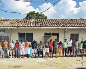  ??  ?? Imputados. Los pandillero­s arrestados en San Vicente fueron trasladado­s a las instalacio­nes del Departamen­to de Investigac­iones de esa ciudad.