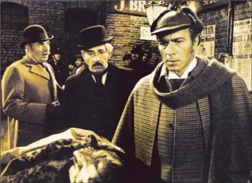  ?? Los Angeles Times ?? JAMES MASON, left, played Watson to Christophe­r Plummer’s Holmes in “Murder by Decree” (1979).