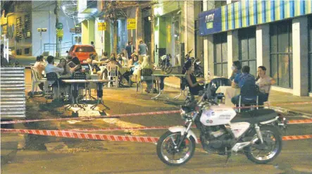  ??  ?? Al caer la noche ayer había clientes todavía frente a uno de los establecim­ientos del microcentr­o que se acogió a la idea.