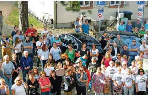  ?? FOTO: HEIKO LEHMANN ?? Hunderte Bürger aus Kleinblitt­ersdorf demonstrie­rten schon 2016 gegen das im Ort geplante Bordell. Der Gemeindera­t hatte daraufhin seine bereits erteilte Genehmigun­g wieder einkassier­t, was zur Klage des Investors führte. Und noch ist der Rechtsstre­it...