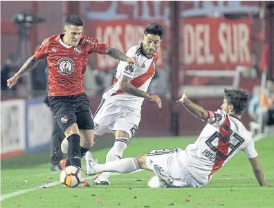  ?? MAuRo AlfieRi ?? Casco persigue a Bustos y Ponzio va al piso; el lateral de River fue otro pilar