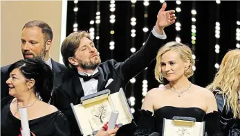  ?? Foto: Reuters ?? Zlatá palma Švédský režisér vítězného filmu The Square Ruben Östlund a herečka Diane Krugerová.