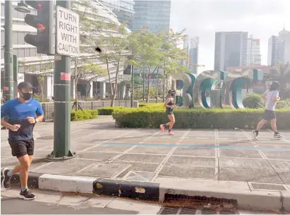  ?? PHOTOGRAPH BY ALFONSO PADILLA FOR THE DAILY TRIBUNE @tribunephl_al ?? No couch potatoes People find time to jog, bike or stroll at Bonifacio Global City in Taguig to de-stress from the Covid-19 pandemic before the rains come in earnest.