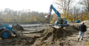  ?? Foto: Annette Zoepf (Archiv) ?? Am Ufer des Lechs in Lechhausen laufen die Bauarbeite­n für den neuen Flößerpark. Der Wasserspie­lplatz wird später fertig als geplant, auch die neue Gaststätte wird noch nicht so bald eröffnen.