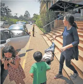  ?? fotos: reuters ?? Una mujer y sus hijos huyen del centro comercial
