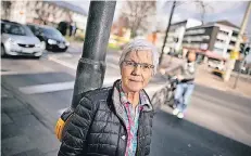  ?? RP-FOTO: RALPH MATZERATH ?? Irmhild Keusen findet: Die Ampel an der B8, Höhe Berliner Platz, müsste einem mehr Zeit lassen, um die Straße zu überqueren.