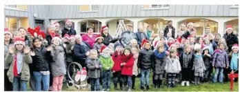  ??  ?? Enfants et résidents réunis devant l’Ehpad Louis Gautier, fraîchemen­t décoré pour les fêtes de Noël.