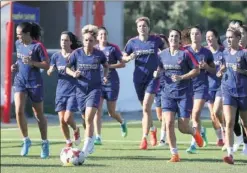  ??  ?? PREPARADAS. Tras la Champions, las atléticas tienen derbi en liga.