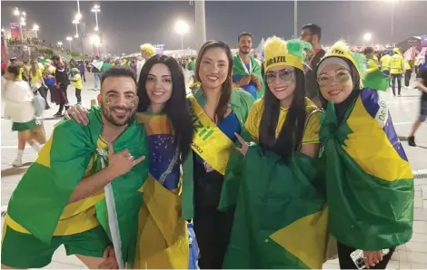  ?? ?? Sam (left) and Sana with Filipino fans Shine, Nachi and Saffra who support Brazil. — photo by rituraj borkakoty